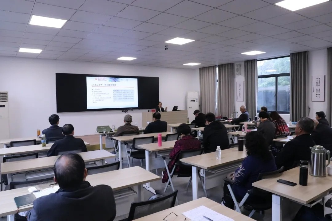 1669617385250079860.jpg 老干部听课.jpg